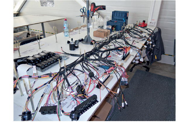 разноцветные провода для автомобиля. вязальщик жгутов и кабелей шнуров схемных жгутов. жгут электропроводки (a2115400410). изготовление электропроводки. изготовление электропроводки.